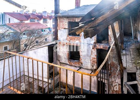 Lviv Ukraine alte heruntergekommenen verlassenen Apartmenthäuser mit Balkonfenstern Blick auf verlassene Architektur im Winter Stockfoto