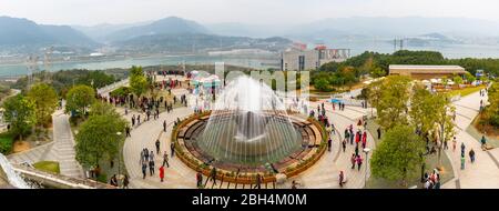 Blick auf Den Drei-Schluchten-Staudamm und das Besucherzentrum in Sandouping, Sandouping, Hubei, China, Asien Stockfoto