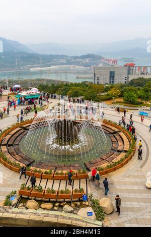 Blick auf Den Drei-Schluchten-Staudamm und das Besucherzentrum in Sandouping, Sandouping, Hubei, China, Asien Stockfoto