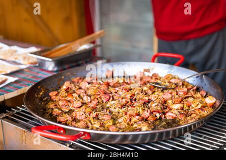 Nahaufnahme des traditionellen polnischen Sauerkraut Bigos Gericht mit Wurst Fleisch, Zwiebeln und Kohl auf Bratpfanne auf Warschau Polen weihnachtsmarkt Stockfoto