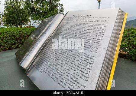 Blick auf das große Metallbuch im Besucherzentrum am drei-Schluchten-Staudamm in Sandouping, Sandouping, Hubei, China, Asien Stockfoto