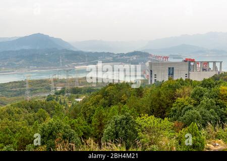 Blick auf Den Drei-Schluchten-Staudamm und das Besucherzentrum in Sandouping, Sandouping, Hubei, China, Asien Stockfoto