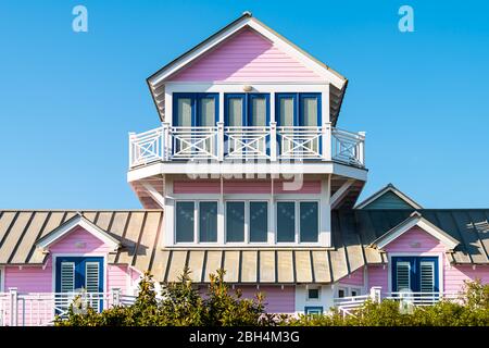 Holzhaus Turm Architektur am Strand Ozean niemand in Florida Blick während sonniger Tag mit rosa Farbe des neuen Urbanismus Design und blauen Himmel Stockfoto