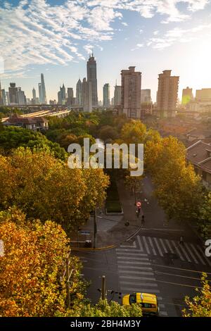 Blick auf die Skyline von Shanghai bei Sonnenaufgang, Luwan, Shanghai, China, Asien Stockfoto