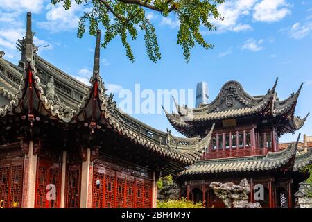 Blick auf die traditionelle und zeitgenössische chinesische Architektur in Yu Garden, Shanghai, China, Asien Stockfoto