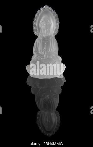 Kristall Guan Yin oder Quan Yin Statue auf schwarzem Hintergrund, chinesische Skulptur Stockfoto