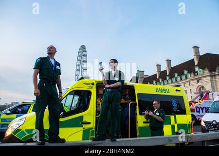 London, Großbritannien. April 2020. Mitglieder der Notdienstleichen nehmen an einem nationalen "Clap for Carers" Teil, um sich für die Arbeit der britischen Mitarbeiter des National Health Service (NHS) und des medizinischen Personals an vorderster Front zu bedanken. Quelle: Michael Tubi/Alamy Live News Stockfoto