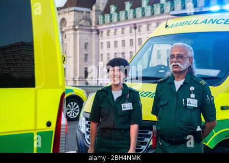 London, Großbritannien. April 2020. Ein Mitglied des Ambulance Service wird auf der Westminster Bridge gesehen. Nach dem Erfolg des 'Clap for our carers'. Quelle: Michael Tubi/Alamy Live News Stockfoto