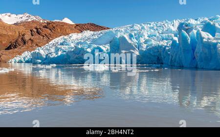 Panorama des Grauen Gletschers am Lago Grey (Grauer See) mit den Andenbergen im Hintergrund, Nationalpark Torres del Paine, Patagonien, Chile. Stockfoto