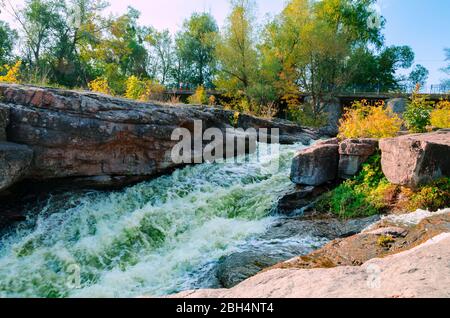 Der Fluss Gorny Tikic fließt zwischen den Felsen und Canyon, in einem warmen und sonnigen Herbstnachmittag, in der Ortschaft Buki, Ukraine Stockfoto