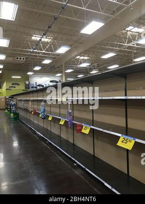 Leere Regale in einem Fred Meyer-Geschäft in Portland Oregon nach dem Panikkauf von Reinigungs- und Tissueprodukten während der Covid-19-Pandemie im April 2020. Stockfoto