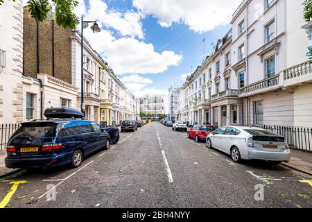 London, Großbritannien - 21. Juni 2018: Nachbarschaft von Pimlico mit Reihenhäusern und Zahlen auf Säulen mit Autos im Sommer geparkt Stockfoto