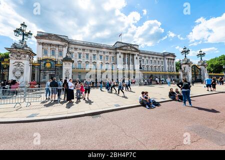 London, Großbritannien - 21. Juni 2018: Eingang zum Goldtor am Buckingham Palace mit vielen Menschen Touristen, die auf der Straße unterwegs sind, um sich in Großbritannien zu sehen Stockfoto