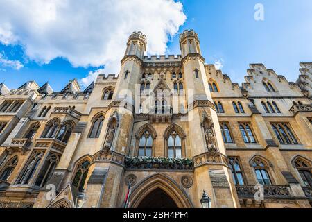 London, Großbritannien - 21. Juni 2018: Weitwinkel-Außenarchitektur Blick auf das historische Attorney General's Office Gebäude mit blauem Himmel und niemand Stockfoto
