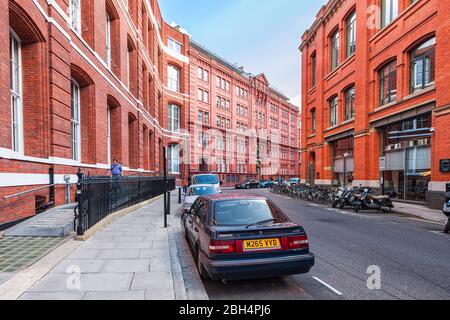 London, Großbritannien - 21. Juni 2018: Francis Street Road in der Innenstadt mit Howick Place Wohnungen aus rotem Backstein Architektur und geparkten Autos Stockfoto