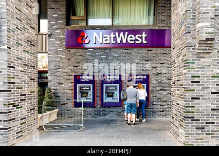 London, Großbritannien - 21. Juni 2018: Straße im Zentrum der Innenstadt mit Backstein-Architektur im Sommer und NatWest Bank geldautomat und Touristen peo Stockfoto