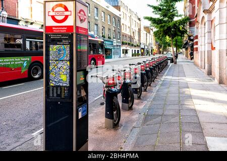 London, UK - 22. Juni 2018: Nachbarschaft Westminster Vincent Square mit Schild für viele Santander Fahrräder rote Fahrräder zu vermieten in der Innenstadt in Ro geparkt Stockfoto