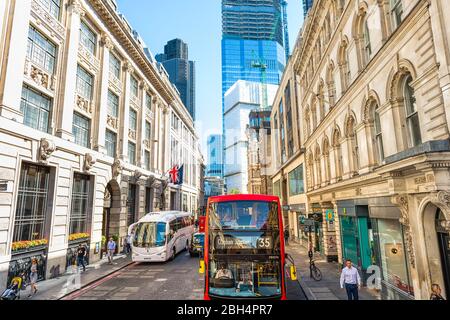London, Großbritannien - 22. Juni 2018: Weitwinkelansicht der Gracechurch Straße in Bishopsgate Zentrum der Innenstadt Finanzdistrikt Stadt mit alter Architektur Stockfoto