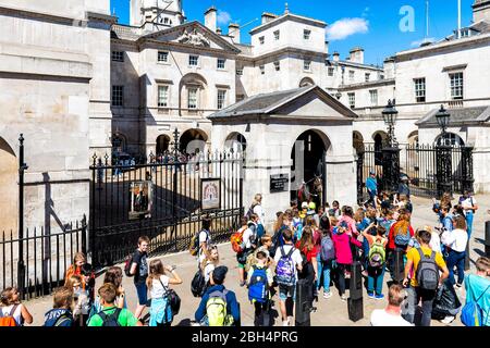 London, Großbritannien - 22. Juni 2018: Pferdeparade im Kavalleriemuseum in der Whitehall Street mit Warnschild und Menschenmenge in der Summ Stockfoto