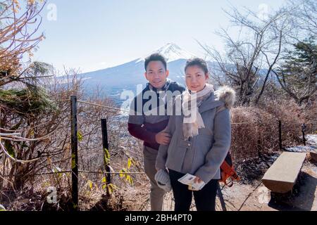 Ein Paar macht ein Foto mit dem Berg Fuji als Hintergrund mit klarem blauen Himmel in Kawaguchiko Stadt. Tokio, Japan 9. Februar 2020 Stockfoto