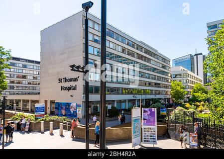 London, Großbritannien - 22. Juni 2018: Blick aus dem Blickfeld auf Menschen, die am Gebäude vorbei gehen, Schild für das St. Thomas' Krankenhaus an sonnigen Sommertagen Stockfoto