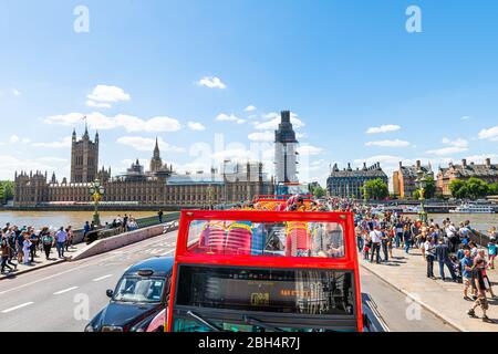 London, Großbritannien - 22. Juni 2018: Stadtansicht pov vom Big Bus mit Menschen, die auf dem Bürgersteig der Straße und den Häusern des parlaments laufen Stockfoto