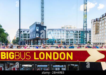 London, Großbritannien - 22. Juni 2018: Bigbus Schild auf der Straße mit Seite der Doppeldecker rot große Tour Transport im Zentrum der Innenstadt und Menschen Stockfoto