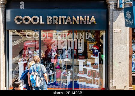 London, Großbritannien - 22. Juni 2018: Cooles Britannia Geschenkartikelladen Schild auf Buckingham Palace Straße in der Innenstadt während des Sommertages über Sicht Stockfoto