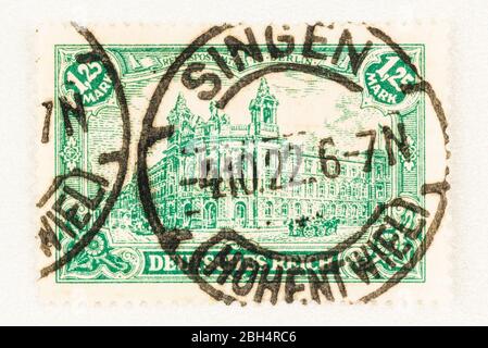 SEATTLE WASHINGTON - 21. April 2020: 1920 Briefmarke des Deutschen Reiches, mit Berliner Hauptpost mit prominenter 1922 Singen-Briefmarke Stockfoto