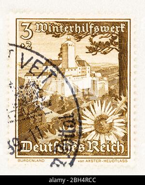 SEATTLE WASHINGTON - 21. April 2020: 1938 Winterrelief Briefmarke des Deutschen Reiches, mit Distelblume und Forchtenstein Castle. Scott # B123 Stockfoto