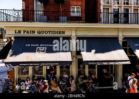 London, Großbritannien - 22. Juni 2018: Viertel von Knightsbridge mit Architektur und Le Pain Quotidien berühmten Café-Restaurant und Menschen, die si