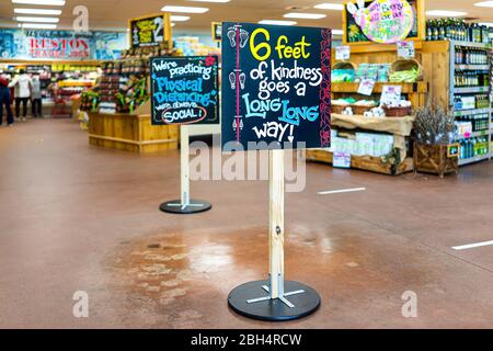 Reston, USA - 9. April 2020: Soziale Distanzierung Zeichen in Trader Joe's Lebensmittelgeschäft während Coronavirus mit leerem Innenraum Stockfoto