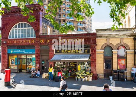 London, Großbritannien - 22. Juni 2018: Nachbarschaft von South Kensington mit Gloucester Road Station Schild während Sommertag über Sicht und Blumenladen Stockfoto