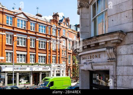 London, Großbritannien - 22. Juni 2018: Das Viertel Knightsbridge mit Backsteinarchitektur und Smallbone of Devizes ist ein Schild am Gebäude im Einkaufszentrum Stockfoto