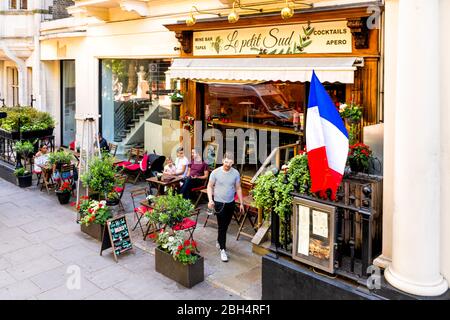 London, Großbritannien - 22. Juni 2018: Stadtteil Kensington mit Le Petit Sud Restaurant Café Shop Schild während Sommertag über Sicht mit französisch f Stockfoto