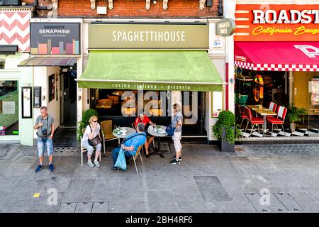 London, Großbritannien - 22. Juni 2018: Viertel Kensington High Street Road am Hyde Park mit italienischem Restaurant namens Spaghetti House Entrance Stockfoto