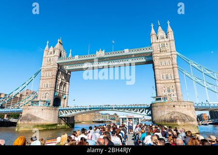 London, Großbritannien - 22. Juni 2018: Viele Touristen in Bootstour auf der Themse Blick auf die Stadt Tower Brücke Weitwinkel Blick und blauen Himmel in Summe Stockfoto