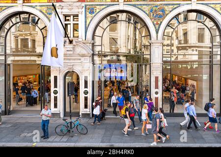 London, Großbritannien - 22. Juni 2018: Apple Store in London mit Logo-Schild am Eingang der Außenfassade und Menschen, die durch historische Architektur auf der Regent str Stockfoto