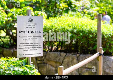 London, Großbritannien - 24. Juni 2018: Grüne Bäume Laub und Schild für Kyoto Japanese Garden im Holland Park im Sommer mit Regeln und Vorschriften Stockfoto