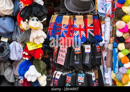 London, Großbritannien - 24. Juni 2018: Notting Hill Portobello Road Street und Shopping-Store in berühmten Ort mit Display für Souvenir-Waren zum Verkauf Stockfoto