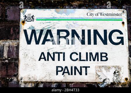 London, Großbritannien - 24. Juni 2018: Straßenschild für Warnung Anti-Climb-Farbe Nahaufnahme mit Stadt westminster Symbol Stockfoto