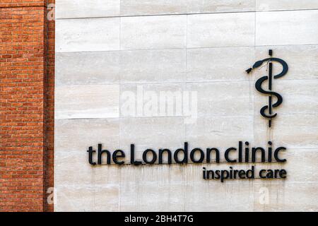 London, Großbritannien - 24. Juni 2018: Gebäude außen und Schild Nahaufnahme in Marylebone Moderne Architektur für London Klinik inspiriert Care Krankenhaus Logo Stockfoto