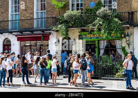 London, Großbritannien - 24. Juni 2018: Innenstadt während des sonnigen Sommertages in Marylebone und lange Schlange Schlange Menge von Sherlock Holmes Museum Stockfoto