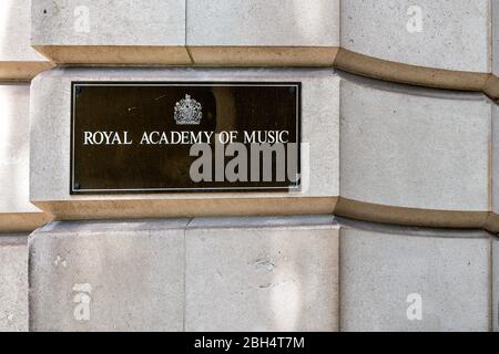 London, Großbritannien - 24. Juni 2018: Gebäude der Royal Academy of Music, außen und Schild in Marylebone Stockfoto