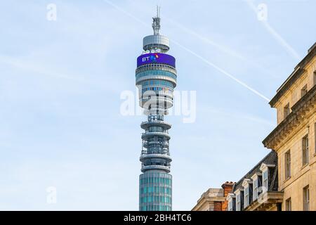 London, Großbritannien - 24. Juni 2018: Gebäude außen und Schild Moderne Architektur für BT Tower isoliert gegen blauen Himmel Stockfoto