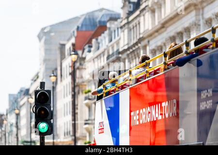 London, UK - 24. Juni 2018: Haymarket Street mit Schild außen auf dem Bus für die ursprüngliche Tour Doppeldeckerbus im Sommer mit Menschen fahren durch grüne s Stockfoto