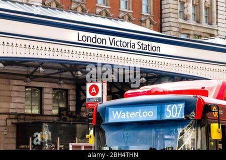 London, UK - 24. Juni 2018: Großbritannien Pimlico Westminster Viertel mit Waterloo Schild am Bus und Victoria Station an der städtischen Straße Stockfoto