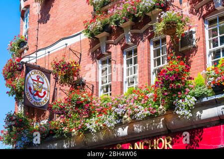 London, UK - 26. Juni 2018: Covent Garden Neal's Yard Street Blumenschmuck im Sommer mit Backsteingebäuden und Bar Pub Taverne Restaurant Stockfoto