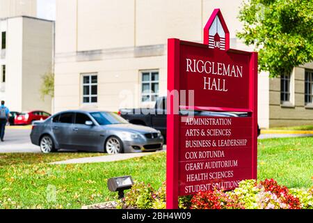 Charleston, USA - 17. Oktober 2019: University Eingang Richtung Schild in West Virginia Hauptstadt und Zentrum für Bildung mit Riggleman Halle Stockfoto