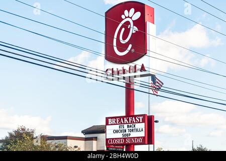 Beckley, USA - 17. Oktober 2019: Stadt tagsüber mit Nahaufnahme von Chick-fil-A Schild und Frühstück Huhn Tortilla Suppe Stockfoto